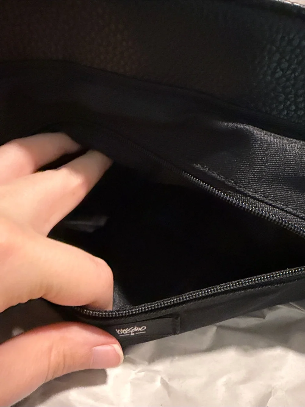 N/A black flap